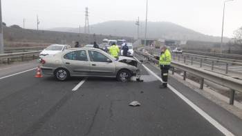 Otomobil Bariyerlere Çarptı; 2 Yaralı
