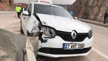 Otomobil Bariyerlere Çarptı: 3 Yaralı
