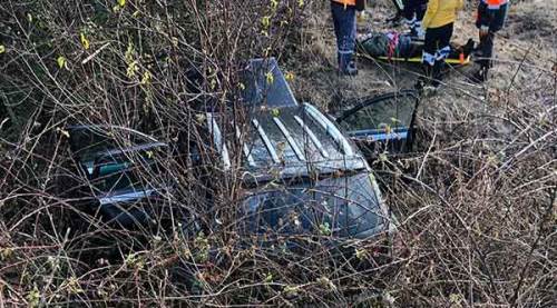 Otomobil dere yatağına uçtu, 2 yaralı