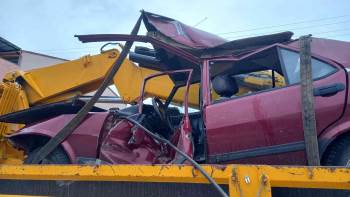 Otomobil Dereye Uçtu: 2 Yaralı
