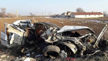 Otomobil Direğe Çarptı, 1 Ağır Yaralı
