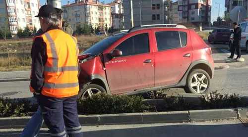 Otomobil direğe çarptı: 2 yaralı