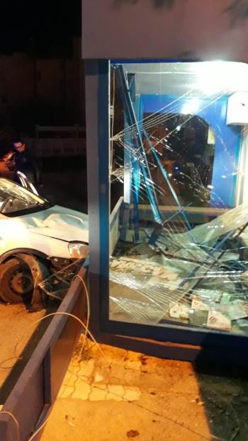 Otomobil Durağa Çarptı: 2 Yaralı
