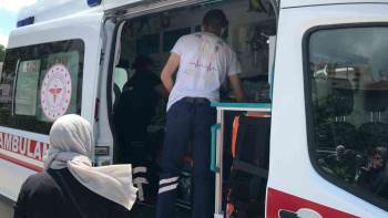 Otomobil İle Bisiklet Çarpıştı
