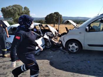 Otomobil İle Hafif Ticari Araç Kafa Kafaya Çarpıştı: 1 Ölü, 6 Yaralı
