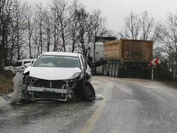Otomobil İle Kamyon Kafa Kafaya Çarpıştı; 1 Kişi Yaralandı

