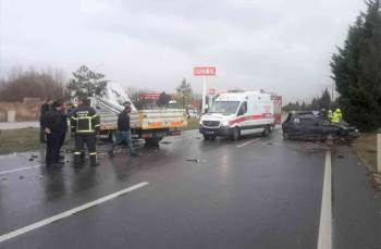 Otomobil İle Kamyonet Çarpıştı: 1 Yaralı
