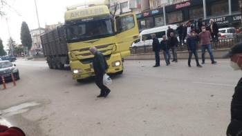 Otomobil İle Tır Çarpıştı, Şans Eseri Ölen Veya Yaralanan Olmadı
