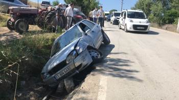 Otomobil İle Traktörün Çarpıştı, 2 Kişi Yaralandı
