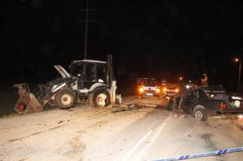 Otomobil İş Makinesine Çarptı: 1 Ölü, 1 Yaralı
