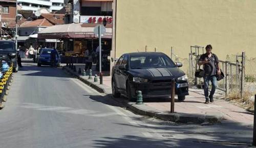 Otomobil kaldırıma park edildi, yayalar zor anlar yaşadı
