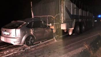 Otomobil Kamyona Çarptı: 1 Ölü
