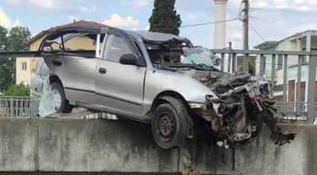 Otomobil köprüde asılı kaldı!