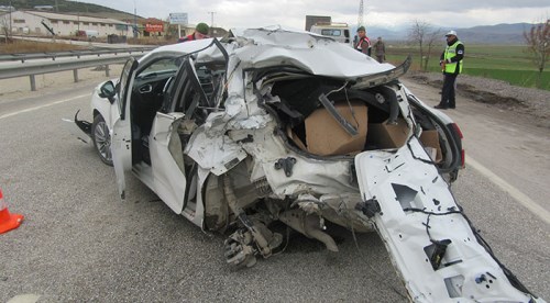 Otomobil paramparça oldu: 1 ölü