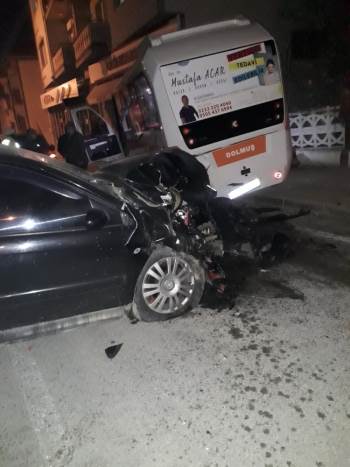 Otomobil Park Halindeki Dolmuşa Çarptı
