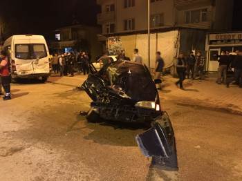 Otomobil Park Halindeki Minibüse Arkadan Çarptı: 1 Ölü, 1 Yaralı
