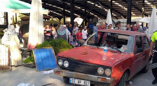 Otomobil pazar yerine daldı: 2’si çocuk 3 yaralı