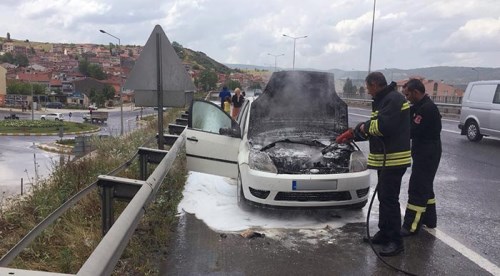 Otomobil seyir halinde alev aldı
