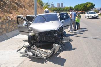 Otomobil Su Kanalına Çarptı
