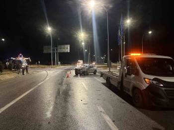 Otomobil Sürücüsü Sollamak İstediği Tıra Yandan Çarpıp Ağır Yaralandı
