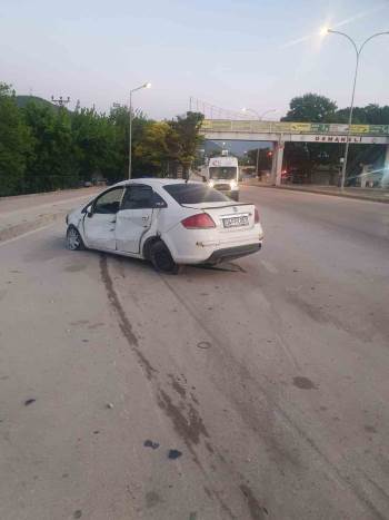 Otomobil Taklalar Atarak Karşı Şeride Geçti
