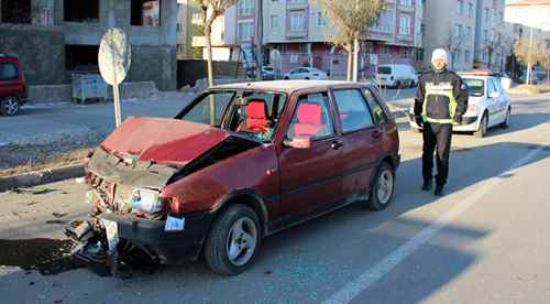 Otomobil TIR'a çarptı: 2 yaralı