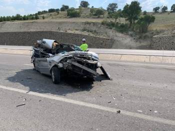 Otomobil Tıra Çarptı: 3 Yaralı
