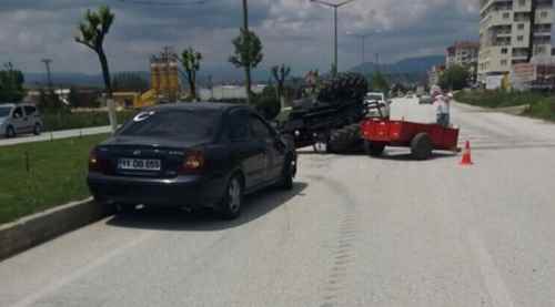 Otomobil traktöre çarptı: 1 yaralı