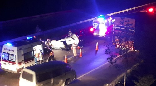 Otomobil traktöre çarptı 5 kişi yaralandı