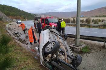 Otomobil Yoldan Çıkıp Kanala Devrildi; 2 Yaralı
