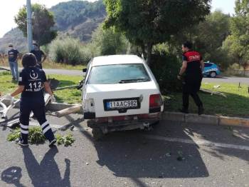 Otomobil Yoldan Çıktı: 2 Yaralı
