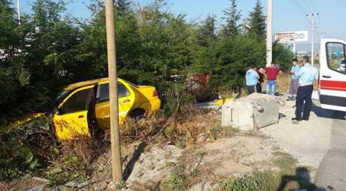 Otomobil yoldan çıktı: 3 yaralı