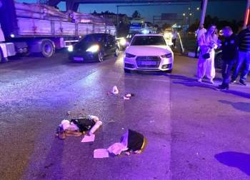 Otomobil Yolun Karşısına Geçmeye Çalışan Yayalara Çarptı: 2 Yaralı
