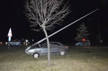 Otomobili İle Direğe Çarpan Sürücü Yaralandı
