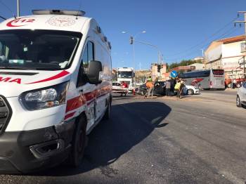 Otomobilin Ambulansla Çarpıştığı Kazada Faciadan Dönüldü
