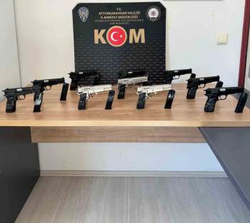Otomobilin Bagajında Ruhsatsız 10 Tabanca Ele Geçirildi
