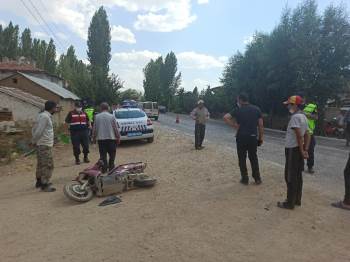 Otomobilin Çarptığı Elektrikli Bisiklet Sürücüsü Yaralandı
