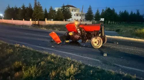 Otomobilin çarptığı traktör görenleri şaşırttı!