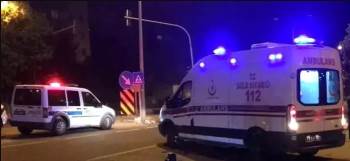 Otomobilin Dikiz Aynasına Çarpan Motosiklet Devrildi, Sürücüsü Yaralandı
