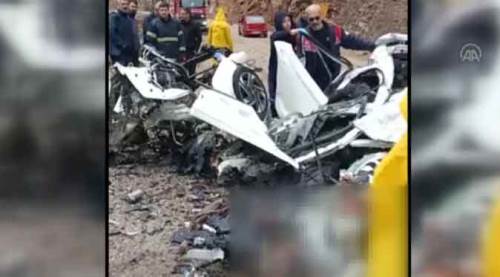 Otomobilin üzerine kaya parçası düştü: 4 ölü