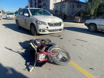Otomobille Çarpışan Motosikletin Sürücüsü Yaralandı
