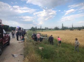 Otomobille Patpat Çarpıştı, 2 Ölü 5 Yaralı
