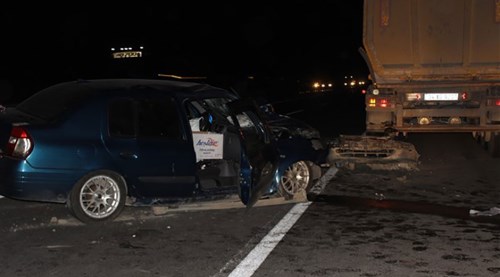 Otomobille tırın altına girdi