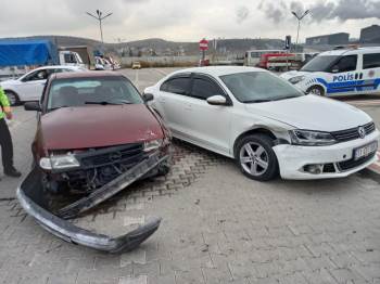 Otomobiller Çarpıştı; 1 Yaralı
