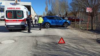 Otomobiller Çarpıştı, 2 Yaralı
