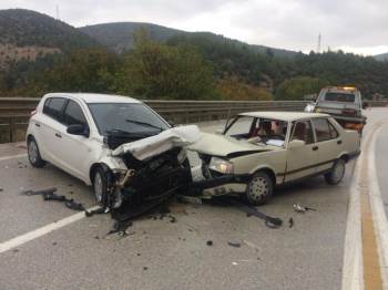 Otomobiller Kafa Kafaya Çarpıştı, 2 Yaralı
