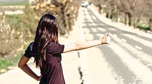 Otostop çeken üniversite öğrencisini ıssız bir alana götürüp...