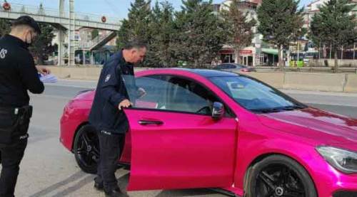 Otostopla bindikleri lüks otomobilde hayatlarının şokunu yaşadılar!