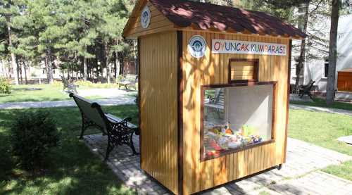 Oyuncaklar kumbarada birikiyor