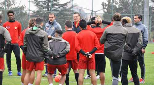 Özalan yıldızlarına güveniyor